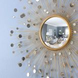 Lustro na ścianie to Konstelacja projektu Thomasa Pheasanta.