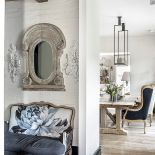 Lustro od Mis en Demeure nad sofką ubraną w tkaninę Designers Guild.