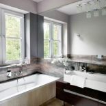 Lustro optycznie powiększa łazienkę.