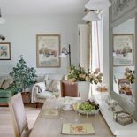 Lustro powieszone nad stołem, na francuską modłę.