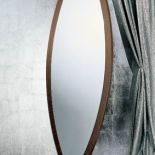 Lustro stojące z kolekcji Vanity marki Giorgio, z ramą z palisandru, kosztuje 7870 zł. PATT MEBEL