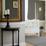 Lustro w holu to prezent od mamy gosodarza, która jest miłośniczką starych mebli.