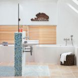 Lustro w nowej odsłonie - zamiast wisieć na ścianie tworzy ściankę działową. Stelaż do umywalki kosztuje 344 zł netto,