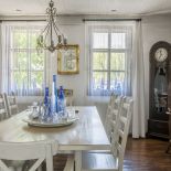 Lustro w ozdobnej, złotej ramie, to pamiątka po rodzicach. Zegar pochodzi z domu dziadków w Wielkopolsce.