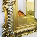 Lustro w złotej ramie. Apartament nie na sprzedaż