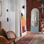 lustro stojące oparte o ścianę w przedpokoju