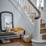 lustro w czarnej ramie do holu lub przedpokoju