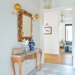 lustro w złotej ramie