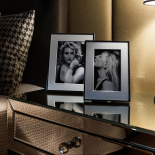 Lustrzana szafka - trzy szuflady z uchwytami z kryształu Swarovski ukryte w lustrzanej szafce to funkcjonalny sposób na mały