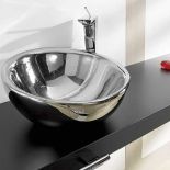 Lustrzana umywalka-misa firmy Roca doskonale sprawdzi się w surowych, minimalistycznych wnętrzach. Zapłacimy za nią około