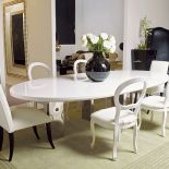 Ma blat z macicy perłowej. Cena – od ok. 43 720 zł. Do kompletu krzesła Etzel inspirowane stylem ludwikowskim