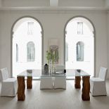 Ma nogi z drewna orzechowego, kosztuje 3444 euro. STUDIO ITALIA