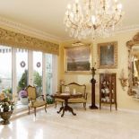 Ma podłodze leży marmur o delikatnym herbacianym rysunku, a na sufitach mienią się kryształowe żyrandole.