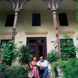 Magda i Rafał na schodach willi. Włoska uroda