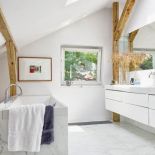 Magda i Włodek urządzili swój strych w stylu przejrzystym, z mnóstwem bieli.