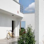 Magda odkryła, że nie lubi przegród, ograniczeń, barier i dlatego wszędzie króluje prostota.