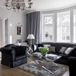 Rezydencja na Mokotowie: klasyczna elegancja w czerni i bieli.