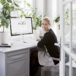 Maja zastosowała fazowane szybki w drzwiach, dzięki którym promienie słońca aż skrzą się kolorami.