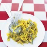 Makaron w aromatycznym sosie z sardynkami, koprem włoskim (fenkułem) i orzeszkami piniowymi.