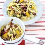 Makaron z radicchio, pomarańczami i oliwkami