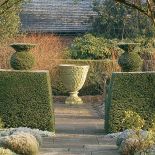 Mała architektura ogrodowa. Ogród w zimowym śnie