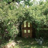 Mała furtka, która prowadzi do pięknego ogrodu.