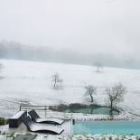 Mała wioska na wzgórzu pod Lyonem. Trzy kroki do lasu, a dookoła tylko łąki.