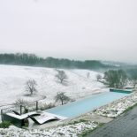 Mała wioska na wzgórzu pod Lyonem. Trzy kroki do lasu, a dookoła tylko łąki.