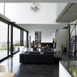 Mała wioska na wzgórzu pod Lyonem. Trzy kroki do lasu, a dookoła tylko łąki.