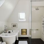 Przykładowa aranżacja prysznica i wanny na poddaszu.