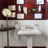 W małej łazience sprawdzą się drobne dekoracje, na przykład obrazki.