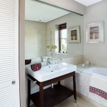 Duże lustra powiększają wizualnie małą łazienkę.