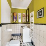 Kontrasty i jasne kolory to sposób na optyczne powiększenie małej łazienki.