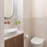 mała łazienka beż z drewnem