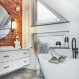 mała łazienka na poddaszu ze skosem