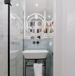 mała łazienka w mieszkaniu nad morzem