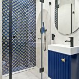 jakimi płytkami wykończyć ścianę pod prysznicem