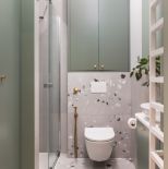 zielona łazienka z miedzianymi dodatkami