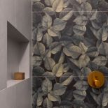 mała łazienka zielona z miedzianymi dodatkami