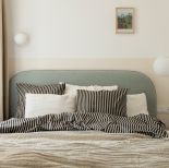 mała sypialnia w bloku w pastelowych kolorach