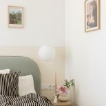 mała sypialnia w bloku w pastelowych kolorach