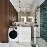 mała łazienka z drewnem