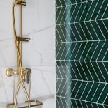 mała łazienka z zielonymi płytkami