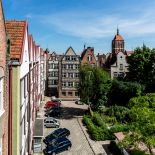 Małe mieszkanie, zwłaszcza na poddaszu w kamienicy, wymaga dobrego projektu wnętrza.