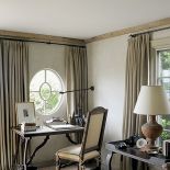 Małe, stylizowane biurko do pracy. Rezydencja w kolorach piasku i oceanu