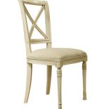 Malowane, starzone drewno i siedzisko tapicerowane lnem. Krzesło z kolekcji Trianon kosztuje 1550 zł. FABRYKA WNĘTRZ