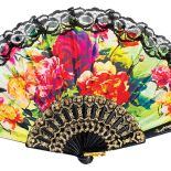 Malowany, hiszpański wachlarz z charakterystyczną koronką, fot. SHUTTERSTOCK.COM