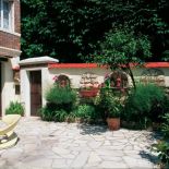 Malownicze czerwone dachowki, wstawki z kamieni i nisze sprawiają, że mur wygląda bardzo malowniczo. Tym