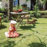 Malutkiej Loli, wnuczce Magdy i Pawła, w zabawach w ogrodzie towarzyszy suczka Marlenka.