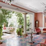 Mały i ciemny salon został powiększony o ogród zimowy. Klasyczny styl podkreślają kopie antycznych rzeźb: